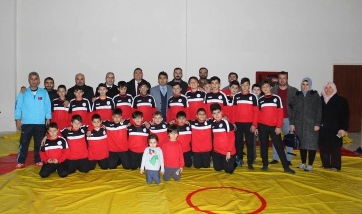 Şuhut Kaymakamlığından Güreş Ve Tekvando Kursiyerlerine Malzeme Yardımı