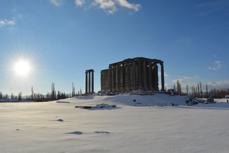 Aizonai Antik Kenti Beyaz Gelinlik Giydi