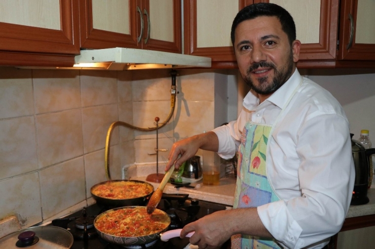 Ak Parti Belediye Başkan Adayı Öğrencilere Menemen Yaptı