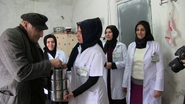 Artvin’de ‘Vefalı Eller Ve Gülen Yüzler’ Yaşlılara Ve Hastalara Yardıma Koşuyor