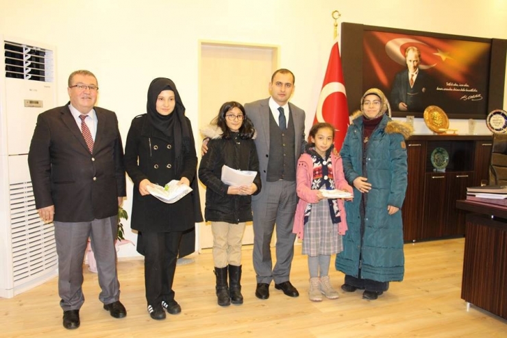 Çok Kitap Okuyan Öğrenciler Ödüllendirildi