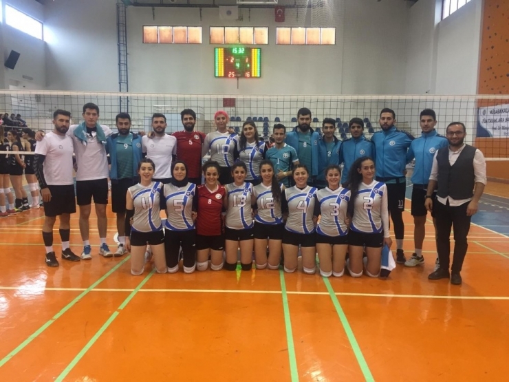 Ebyü Kadın Ve Erkek Voleybol Takımlarından Galibiyet