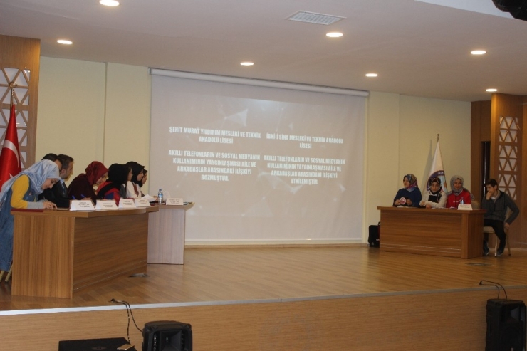 Genç’te, Liseliler Sosyal Medyayı Tartıştı