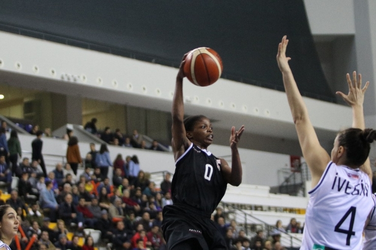 Çukurova Basketbol’un Bileği Bükülmüyor