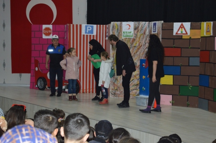 Kartepe’de “Trafik Işıkları Konuşuyor” Tiyatrosu Sergilendi