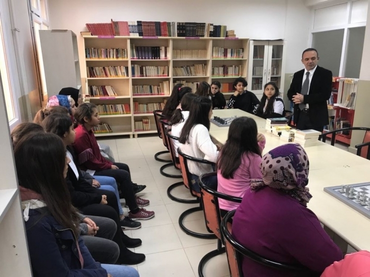 Kaymakam Öner, Öğrencilere Kitap Hediye Etti