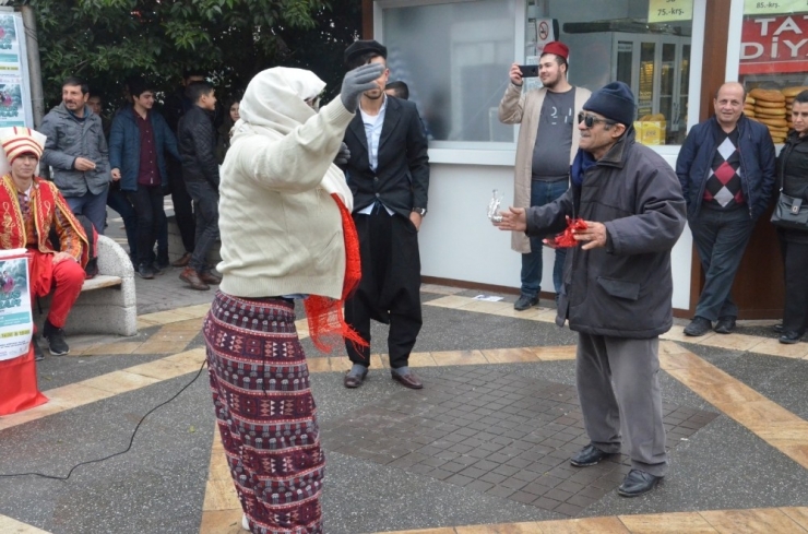 Tiyatro Oyununa Tiyatrolu Davet