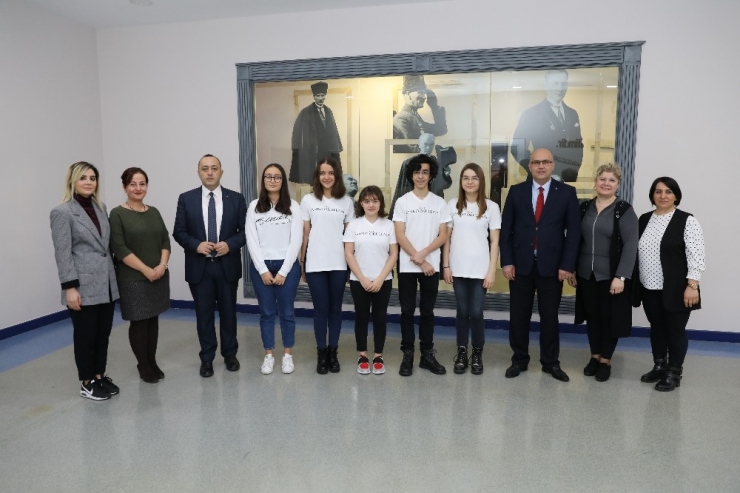 Sanko Okulları Münazara Takımı İkinci Tura Geçti