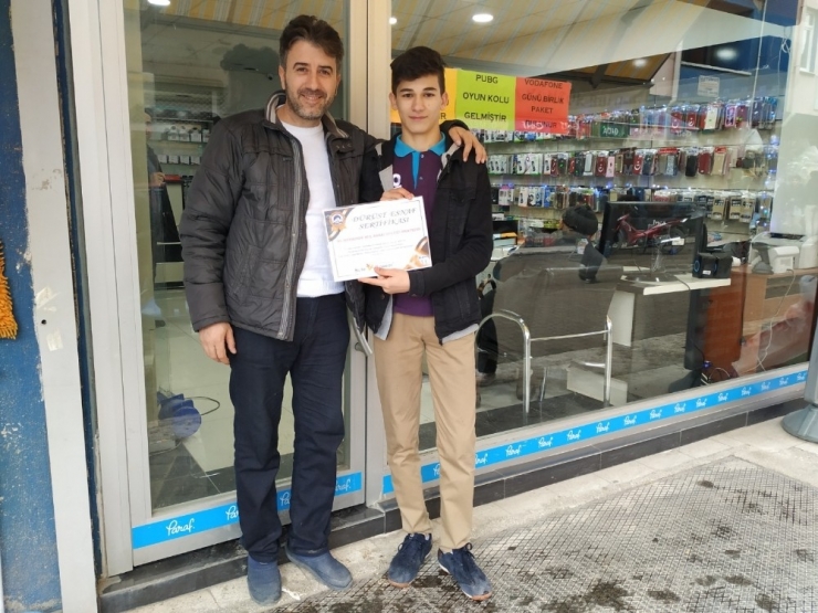 Öğrenciler ’’Dürüst Esnaf’’ Sertifikası Dağıttı