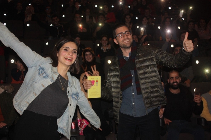 Sevenleri Film İzlemeyi Bıraktı, Fotoğraf Çekmek İçin Yarıştı