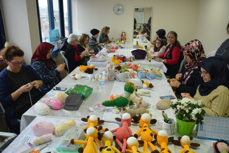 İzmit’te Kadınlar Çocukları Ve Torunları İçin Örgü Bebek Yapıyor