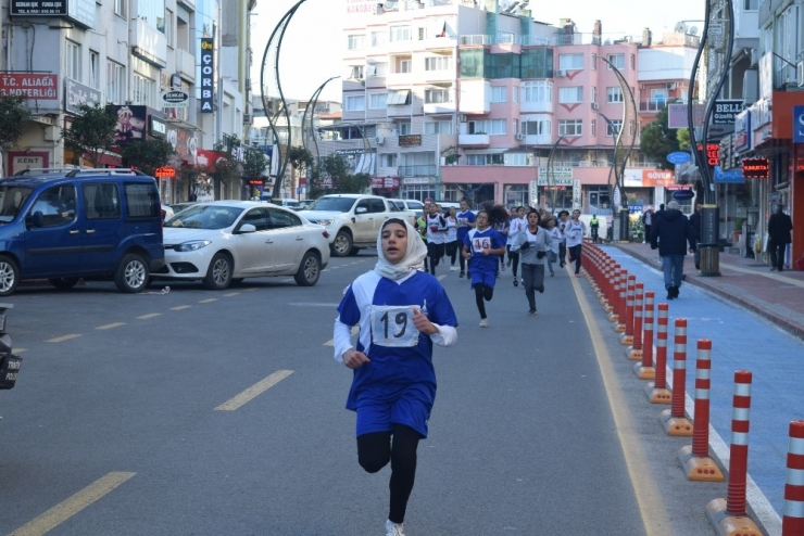 Aliağa’da Öğrenciler ’Atatürk’ İçin Koştu