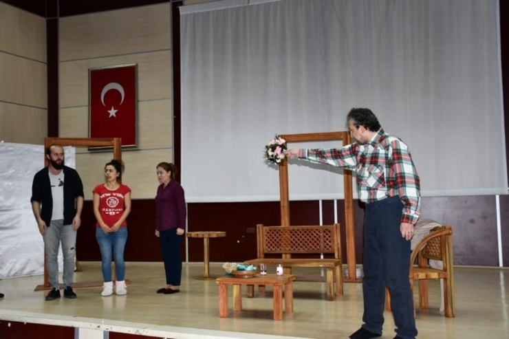 Gençlere Tiyatro İle Uyuşturucu Uyarısı