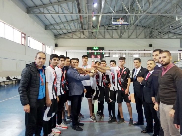 Besni Fen Lisesi Voleybolda İl Üçüncüsü Oldu