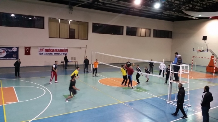 Kulu’da Kaymakamlık Voleybol Turnuvası Gelirleri Yemen’e Gönderildi