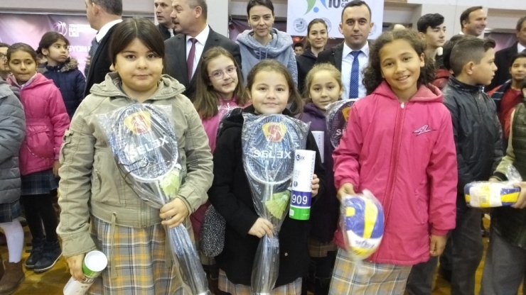 Öğrencilerin Spor Malzemesi Sevinci