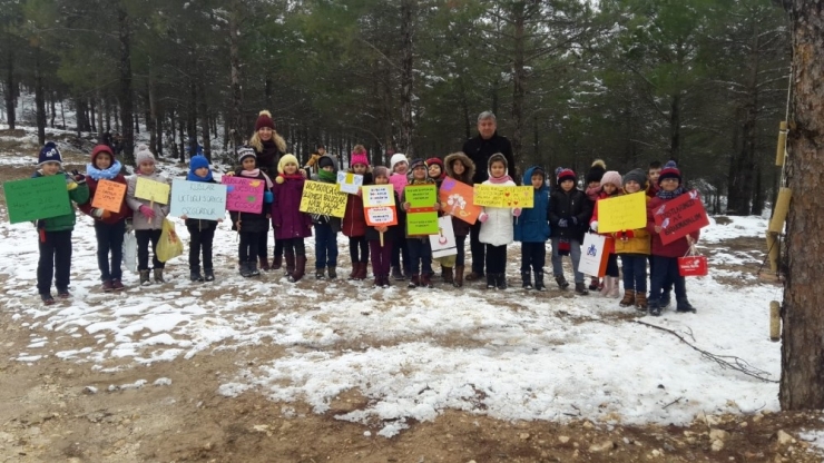 Öğrencilerden Kuşlar İçin Askıda Yem