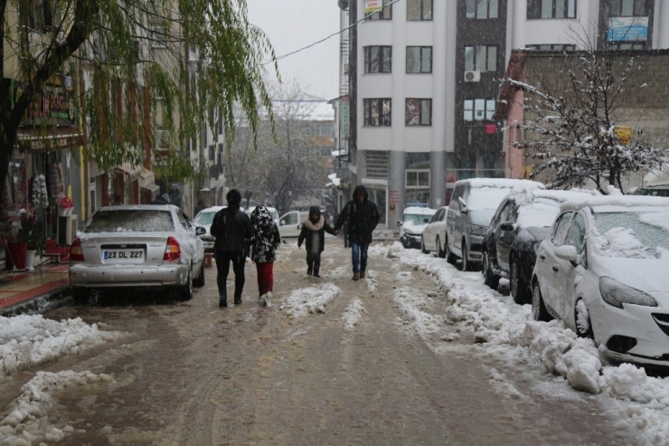 Tunceli’de Kar Etkili Oldu, 222 Köy Yolu Kapandı