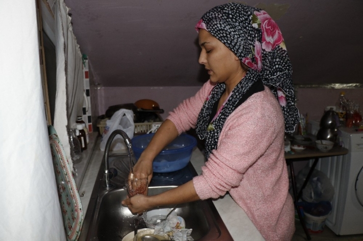 Defterlerine Her Gün Aynı Cümleyi Yazıyorlar