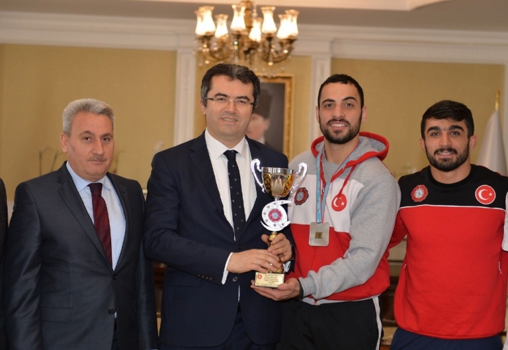 Şampiyonlar Vali Memiş’i Ziyaret Etti