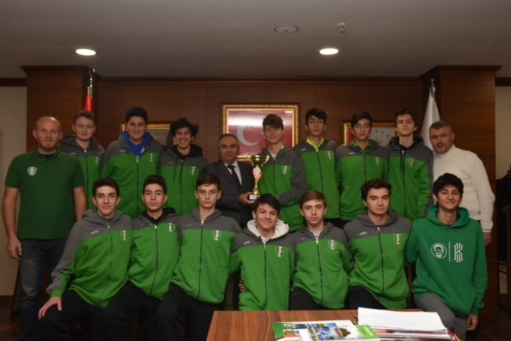 Başkan Ay Şampiyon Basketçileri Ağırladı