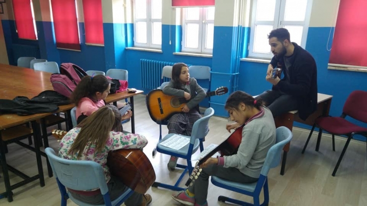 Gitar Ve Bağlama Kursuna İlgi