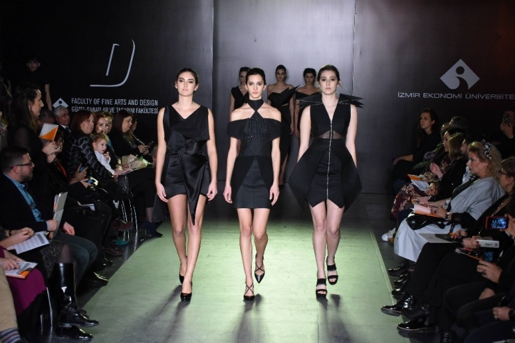 Modacı Öğrencilerin Defilesine Büyük İlgi