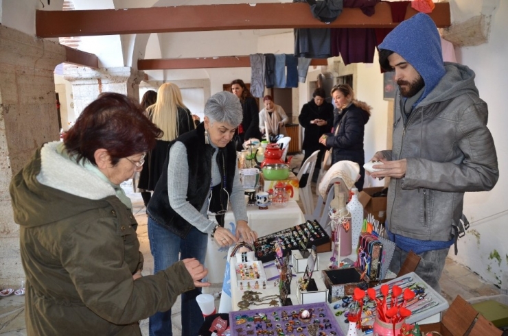 Kuşadası’nda El Sanatları Yeni Yıl Pazarı Açıldı