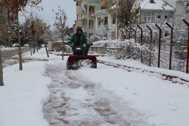 Ekipler, Buzlanmaya Karşı Çalışma Yapıyor