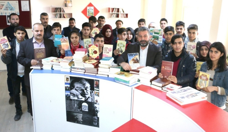 Okul Kütüphanelerine Kitap Desteği Sürüyor