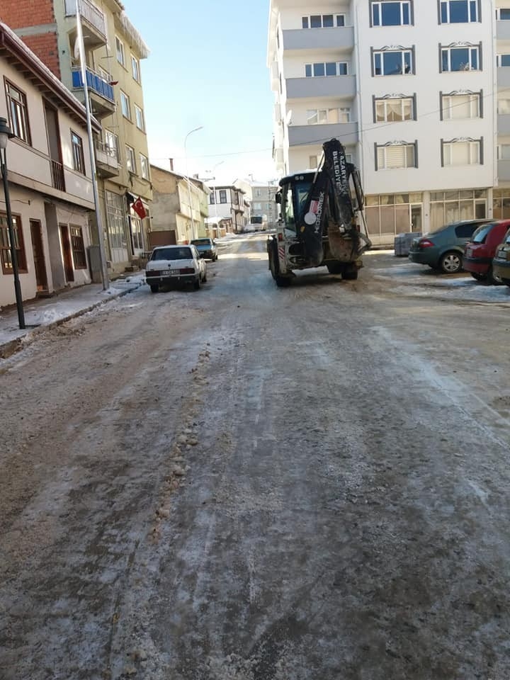 Pazaryeri’nde Cadde Ve Sokaklar Kardan Temizleniyor