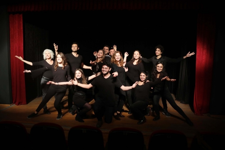 Bayraklı Belediye Tiyatrosu Perdelerini 5 Oyunla Açıyor