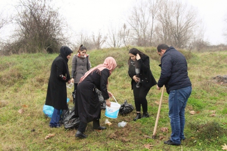 Kyk’lı Öğrenciler Kalan Yemeklerle Sokak Hayvanlarını Besledi
