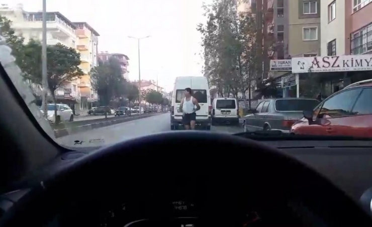 Arabaların Arasında Atletle Geri Geri Koştu