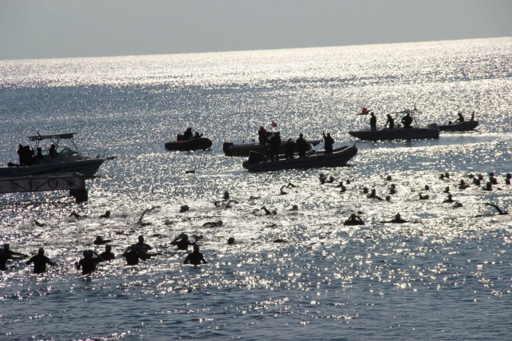 Açık Su Yüzme Yarışlarında Soğuk Suda Yüzdüler