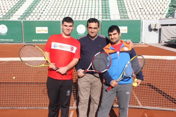 Mersin’de Özel Sporculara Tenis Etkinliği