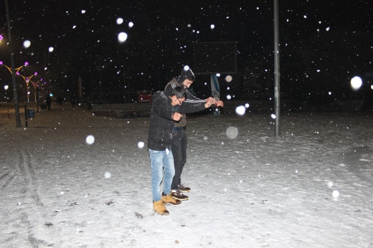 Erzincanlıları Kar Sokağa Döktü