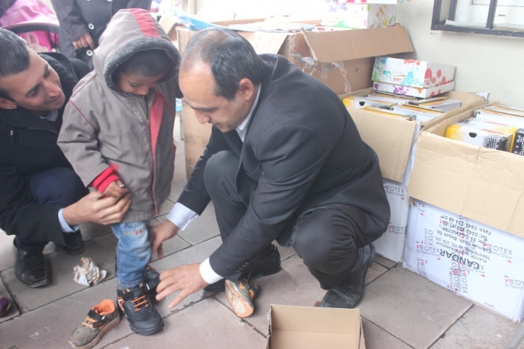 Siverek’te Engelli Ailelerin Çocuklarına Mont Ve Bot Yardımı Yapıldı