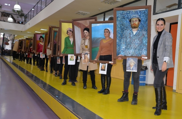 Yürüyen Ve Konuşan Tablolar