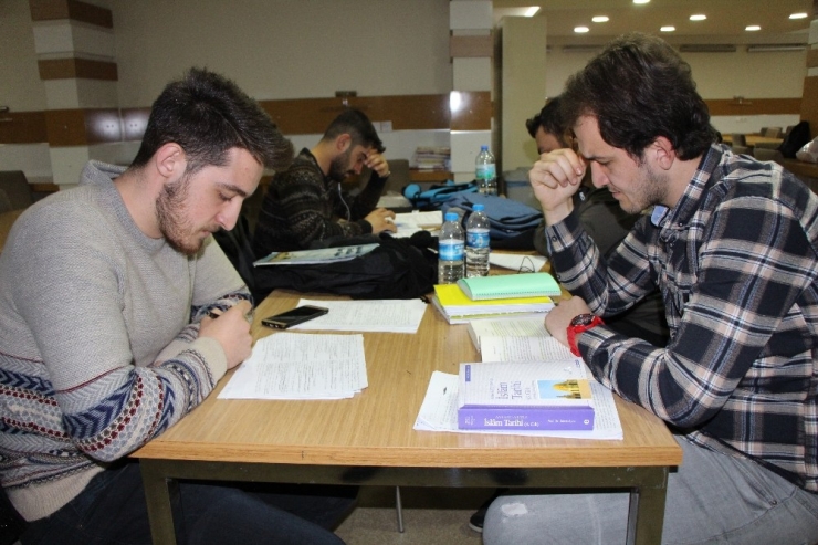 Üniversiteliler Yeni Yıla Ders Çalışarak Girdi