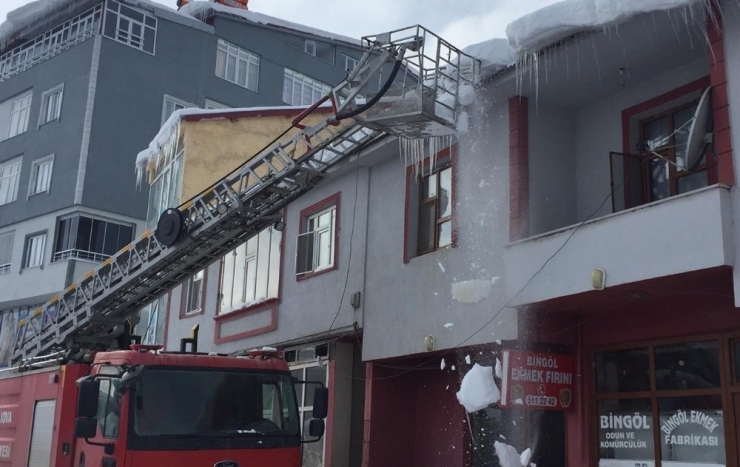 Tehlike Oluşturan Buz Sarkıtları İtfaiye İle Temizlendi
