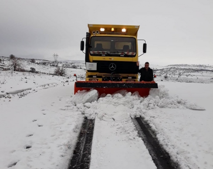 Siverek’te Karla Kapanan Yollar İş Makineleriyle Açıldı
