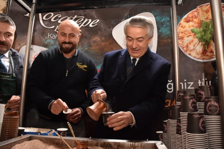 Finale Giren Üniversitelilere Kampüste Kahve İkramı