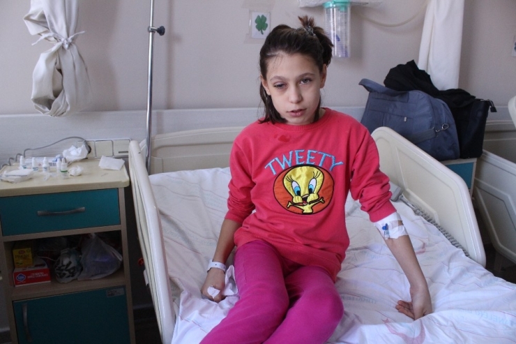 Poşeti Bıçakla Açmak İstedi, Bıçak Gözüne Battı