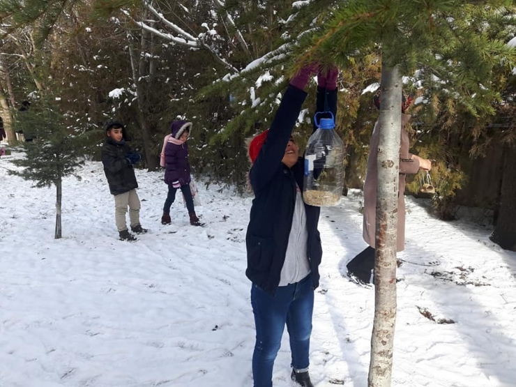 Minik Öğrenciler Kuşlar İçin Yem Bıraktı