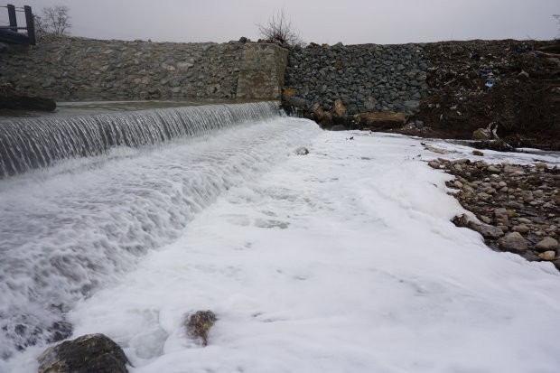 Dere’nin Rengi Atıklar Nedeniyle Beyaza Döndü