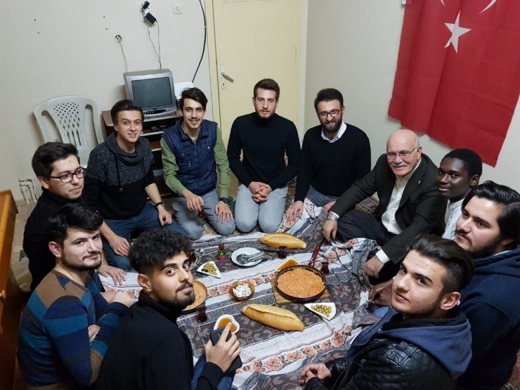 Rektör Savaş, Öğrenci Evinde Menemen Sofrasına Eşlik Etti