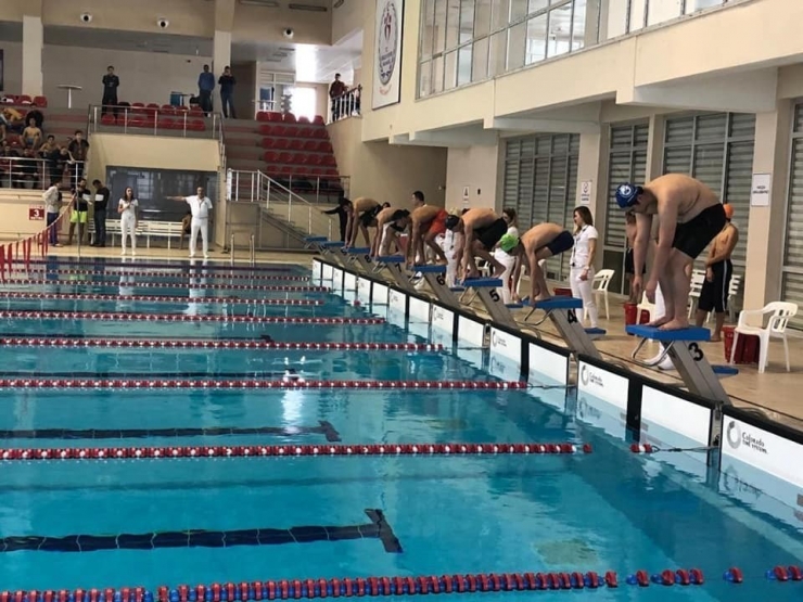 Van’da ‘Okullar Arası Gençler Grup Yüzme Yarışması’ Sona Erdi