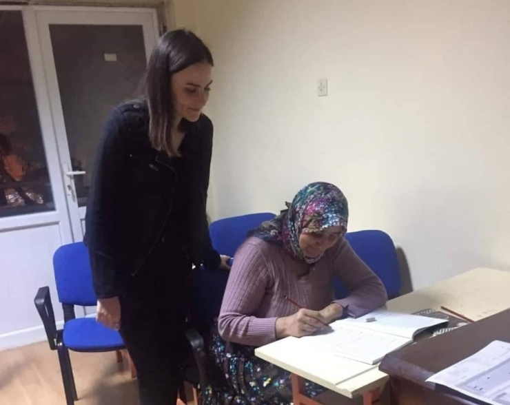 60 Yaşında Okuma Yazma Öğreniyor