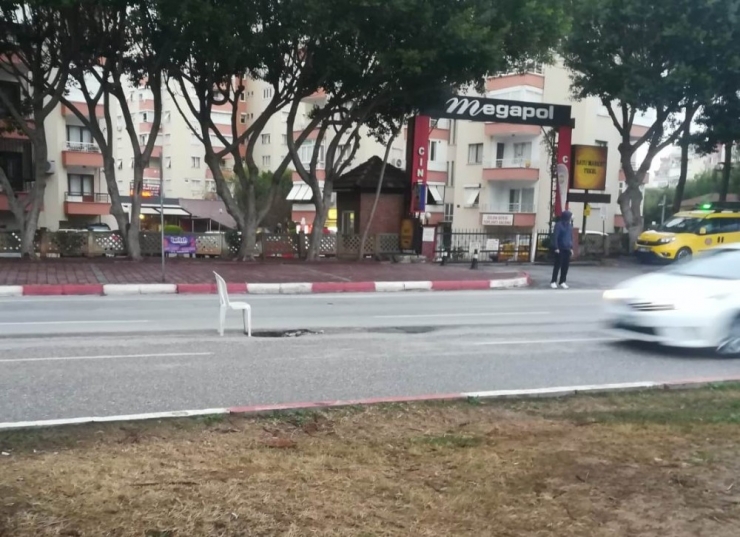 Yolda Oluşan Çukura Sandalyeli Önlem